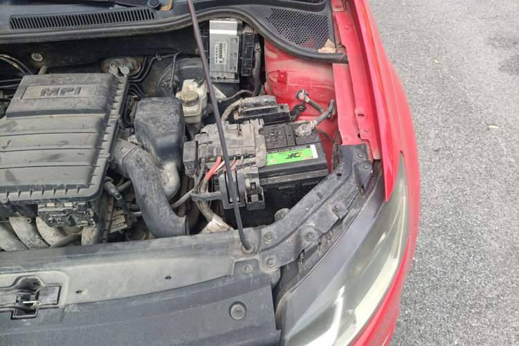 Used Volkswagen Polo 2014 1.6L Automatic Comfort Edition Engine Bay Left