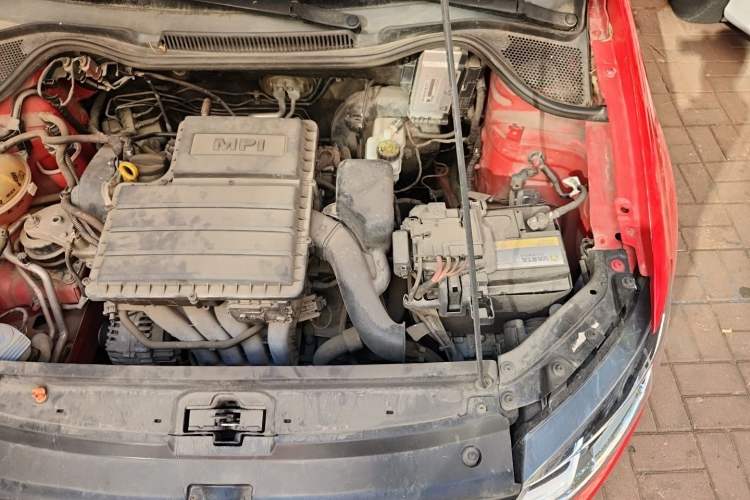 Used Volkswagen Polo 2014 1.6L Manual Comfort Edition Engine Bay Left