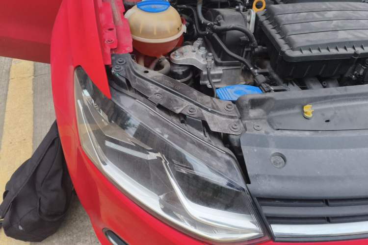 Used Volkswagen Polo 2014 1.6L Automatic Comfort Edition Engine Bay Right