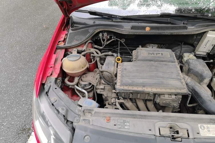 Used Volkswagen Polo 2014 1.6L Automatic Comfort Edition Engine Bay Right