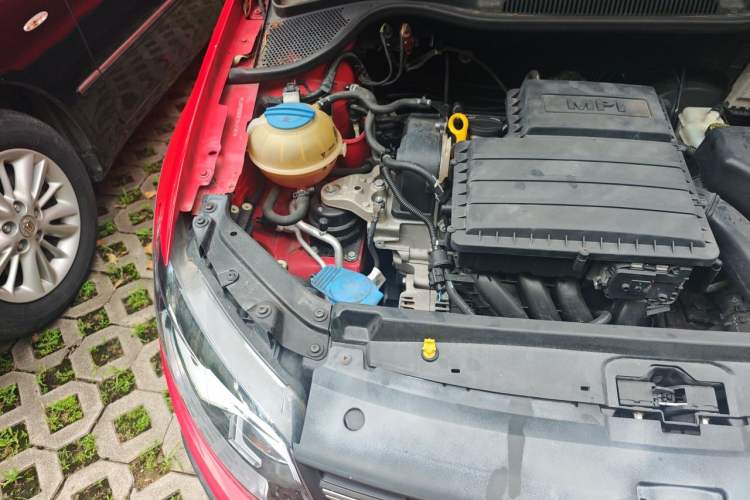 Used Volkswagen Polo 2014 1.6L Cross Polo Automatic Engine Bay Right