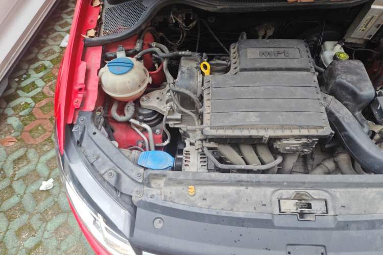 Used Volkswagen Polo 2014 1.6L Automatic Luxury Edition Engine Bay Right