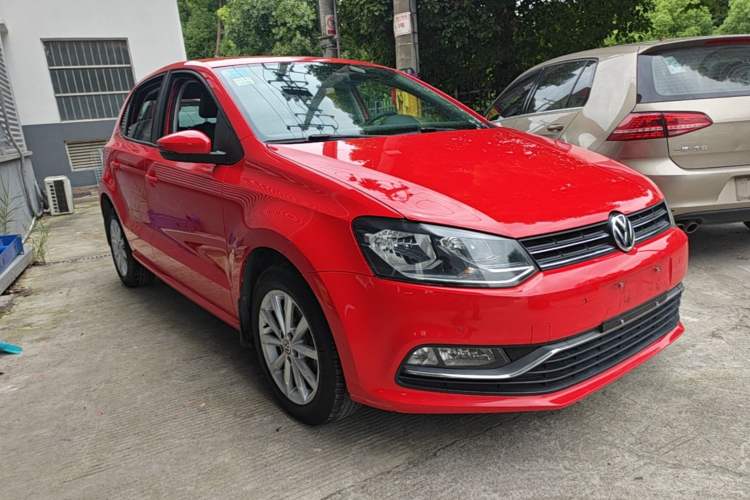 Used Volkswagen Polo 2014 1.6L Automatic Luxury Edition Front Right 45 Deg