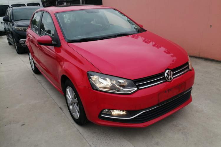 Used Volkswagen Polo 2014 1.6L Automatic Luxury Edition Front Right 45 Deg