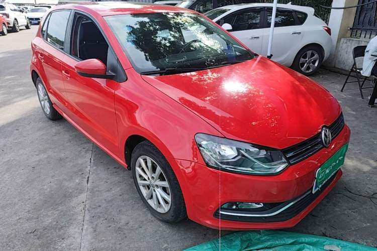 Used Volkswagen Polo 2014 1.6L Automatic Luxury Edition Front Right 45 Deg