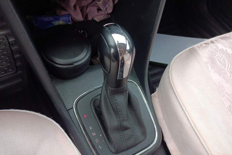 Used Volkswagen Polo 2014 1.6L Automatic Comfort Edition Gear Lever