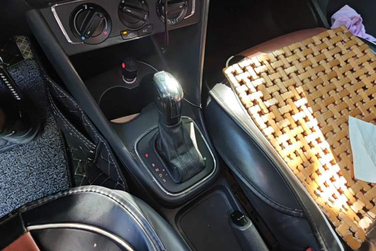 Used Volkswagen Polo 2014 1.4L Automatic Comfort Edition Gear Lever