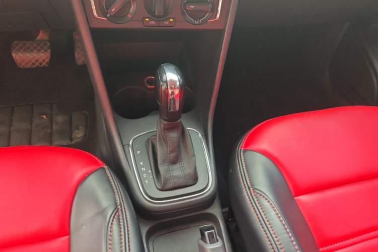 Used Volkswagen Polo 2014 1.6L Automatic Comfort Edition Gear Lever