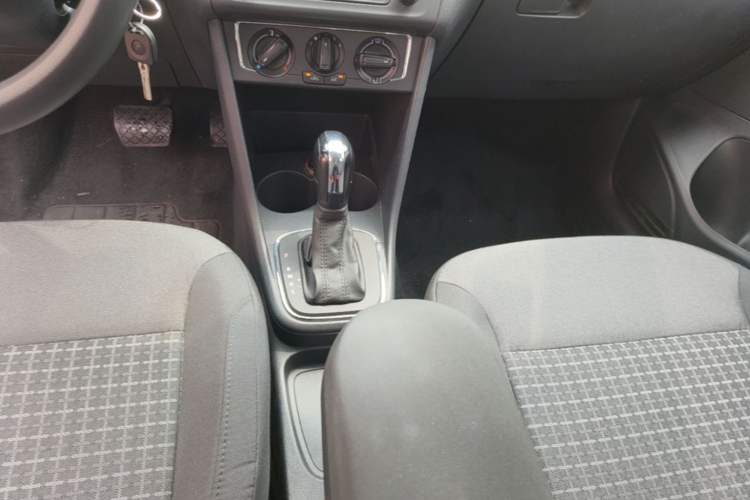 Used Volkswagen Polo 2014 1.4L Automatic Comfort Edition Gear Lever