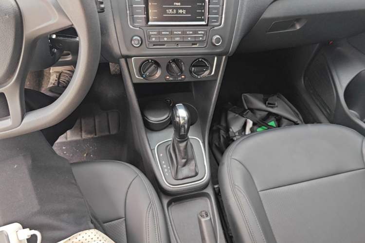 Used Volkswagen Polo 2014 1.6L Automatic Comfort Edition Gear Lever