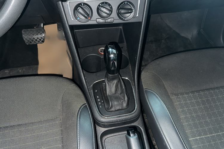 Used Volkswagen Polo 2014 1.4L Automatic Comfort Edition Gear Lever