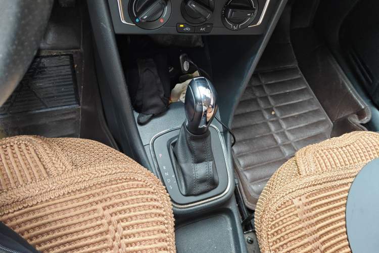 Used Volkswagen Polo 2014 1.6L Automatic Comfort Edition Gear Lever