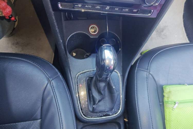 Used Volkswagen Polo 2014 1.6L Automatic Luxury Edition Gear Lever