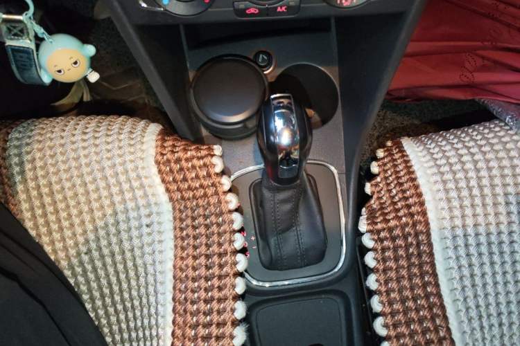 Used Volkswagen Polo 2014 1.6L Automatic Comfort Edition Gear Lever