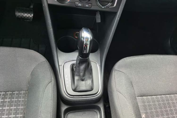 Used Volkswagen Polo 2014 1.6L Automatic Comfort Edition Gear Lever