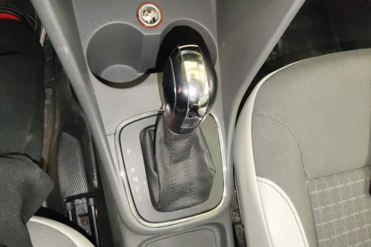 Used Volkswagen Polo 2014 1.6L Automatic Comfort Edition Gear Lever