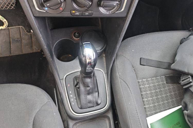 Used Volkswagen Polo 2014 1.6L Automatic Comfort Edition Gear Lever