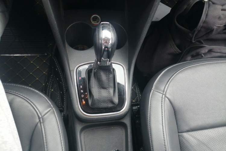 Used Volkswagen Polo 2014 1.6L Automatic Luxury Edition Gear Lever