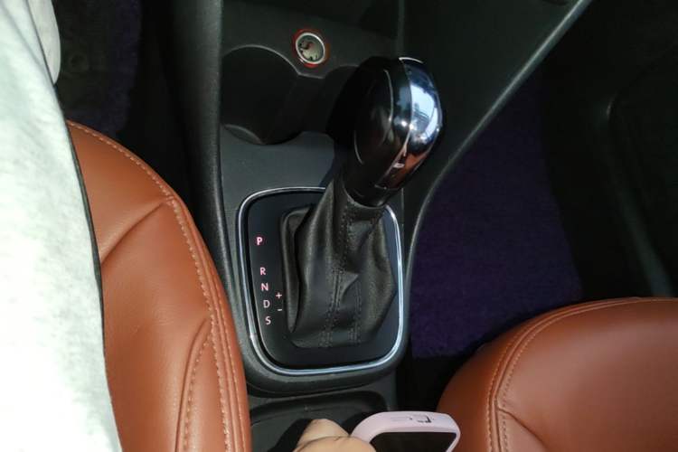 Used Volkswagen Polo 2014 1.6L Automatic Comfort Edition Gear Lever