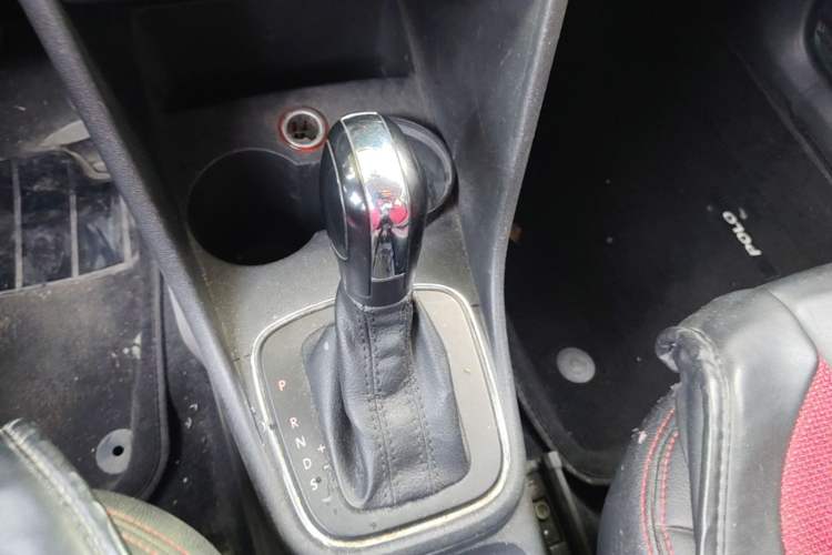 Used Volkswagen Polo 2014 1.4L Automatic Comfort Edition Gear Lever