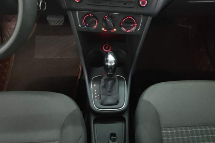 Used Volkswagen Polo 2014 1.6L Automatic Comfort Edition Gear Lever