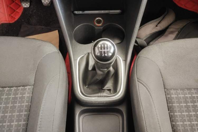Used Volkswagen Polo 2014 1.6L Manual Comfort Edition Gear Lever
