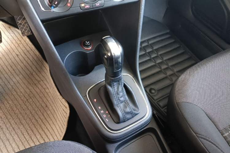 Used Volkswagen Polo 2014 1.6L Automatic Comfort Edition Gear Lever