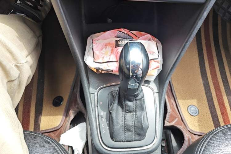 Used Volkswagen Polo 2014 1.6L Automatic Comfort Edition Gear Lever