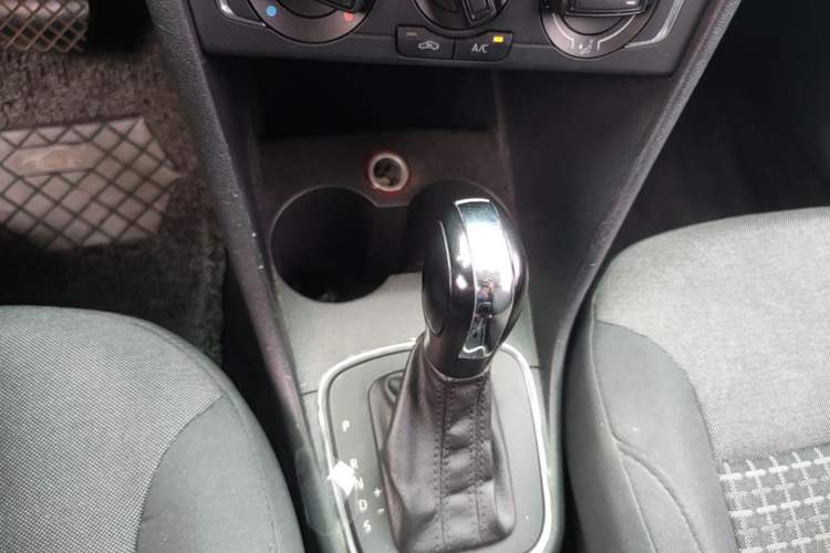 Used Volkswagen Polo 2014 1.6L Automatic Comfort Edition Gear Lever