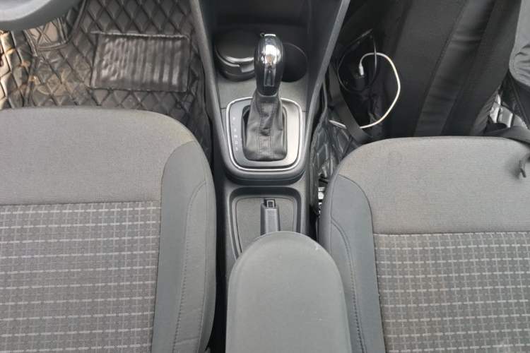 Used Volkswagen Polo 2014 1.6L Automatic Comfort Edition Gear Lever