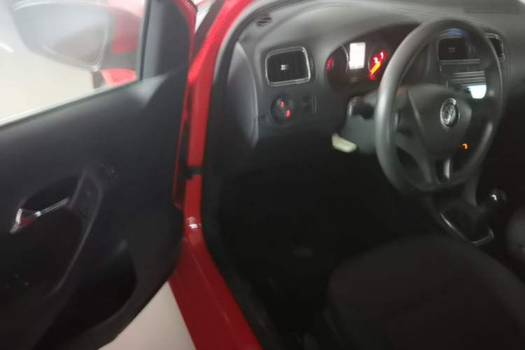 Used Volkswagen Polo 2014 1.6L Manual Comfort Edition Interior 3