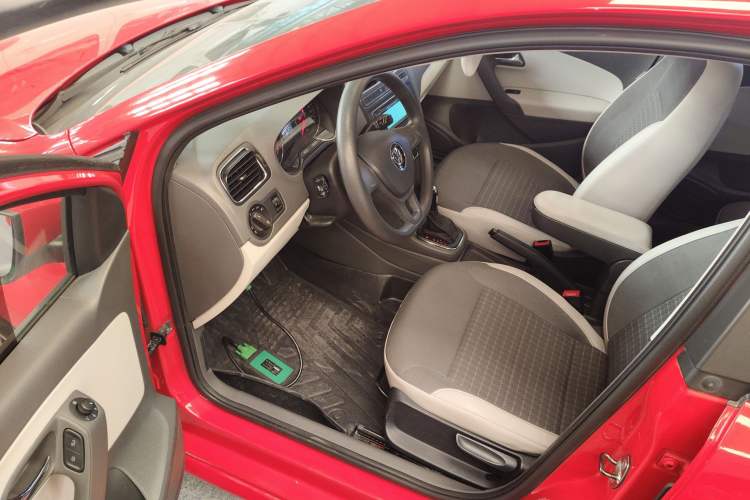 Used Volkswagen Polo 2014 1.6L Automatic Comfort Edition Interior 3