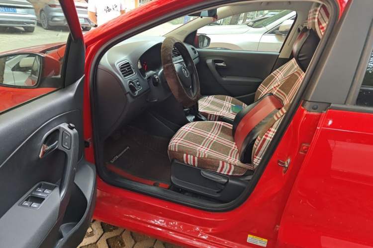 Used Volkswagen Polo 2014 1.4L Automatic Comfort Edition Interior 3
