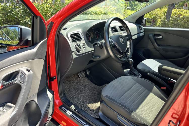 Used Volkswagen Polo 2014 1.6L Cross Polo Automatic Interior 3