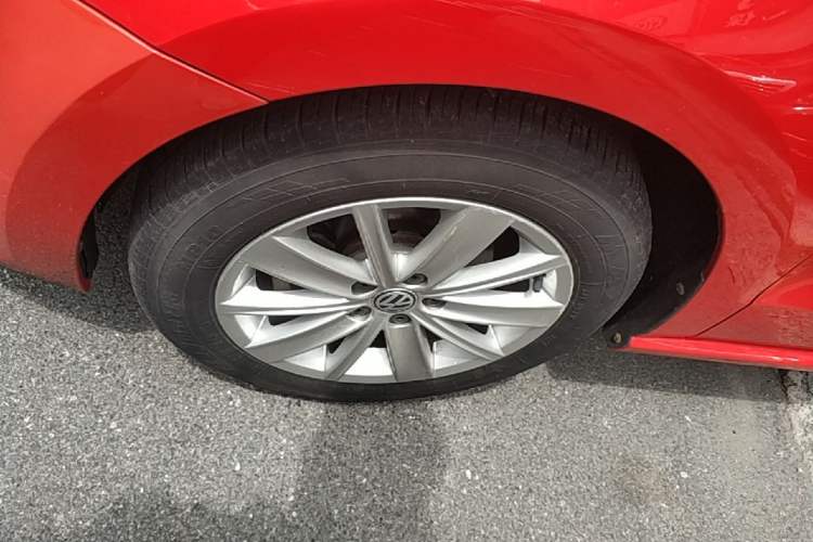 Used Volkswagen Polo 2014 1.4L Automatic Comfort Edition Left Front Wheel Hub