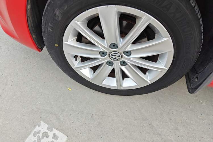 Used Volkswagen Polo 2014 1.6L Automatic Comfort Edition Left Front Wheel Hub