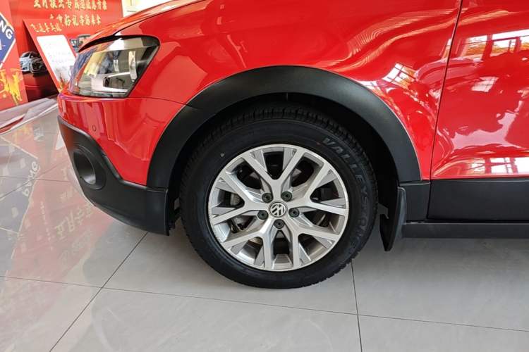 Used Volkswagen Polo 2014 1.6L Cross Polo Automatic Left Front Wheel Hub