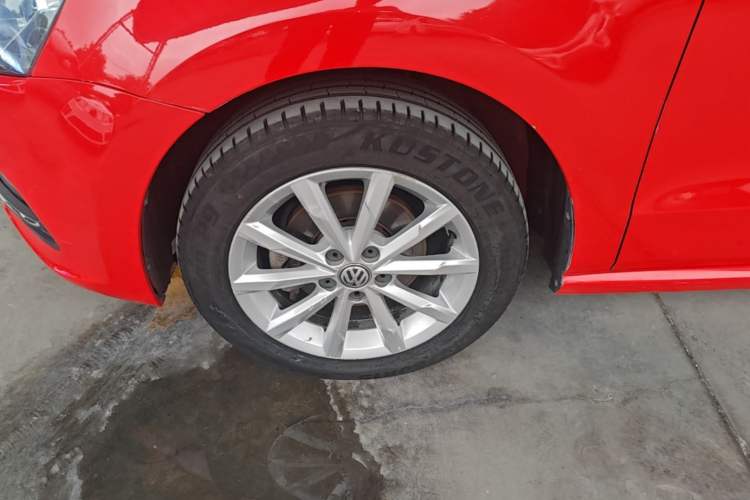 Used Volkswagen Polo 2014 1.6L Automatic Luxury Edition Left Front Wheel Hub