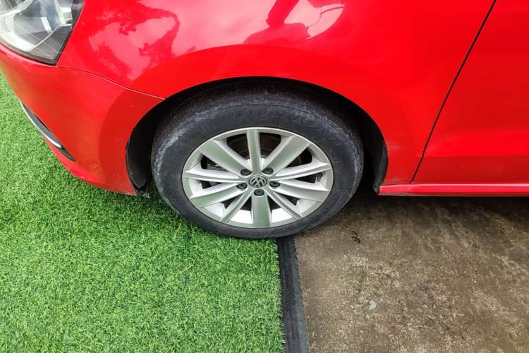 Used Volkswagen Polo 2014 1.4L Automatic Comfort Edition Left Front Wheel Hub