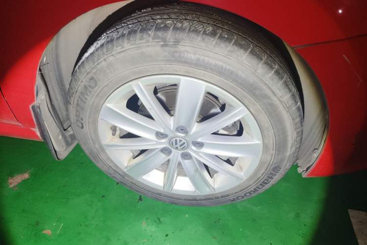 Used Volkswagen Polo 2014 1.4L Automatic Comfort Edition Right Front Wheel Hub