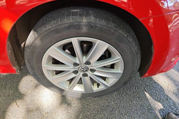 Used Volkswagen Polo 2014 1.4L Automatic Comfort Edition Right Front Wheel Hub