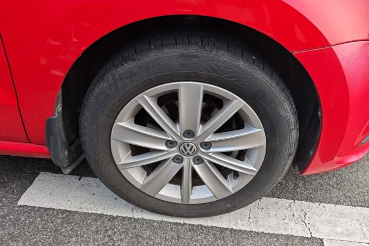 Used Volkswagen Polo 2014 1.4L Automatic Comfort Edition Right Front Wheel Hub