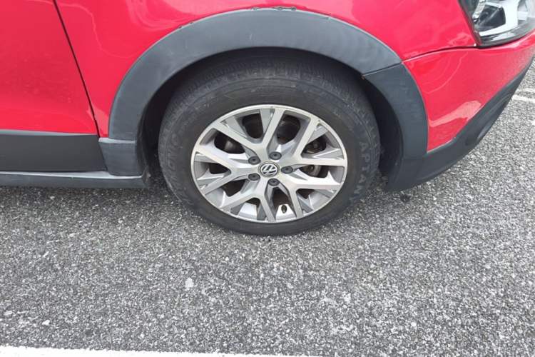 Used Volkswagen Polo 2014 1.6L Cross Polo Automatic Right Front Wheel Hub