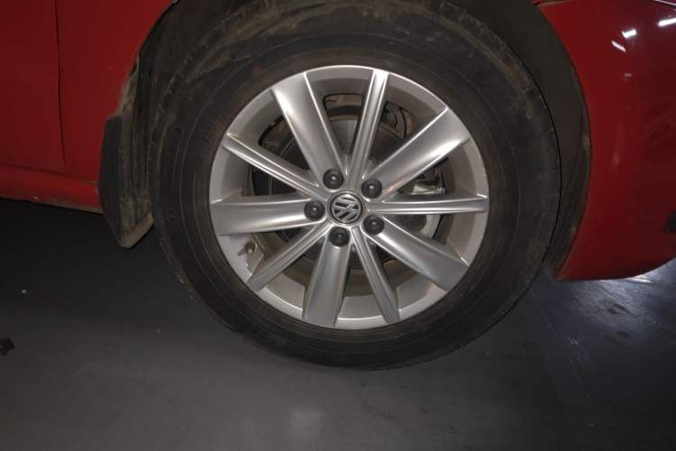 Used Volkswagen Polo 2014 1.6L Automatic Comfort Edition Right Front Wheel Hub