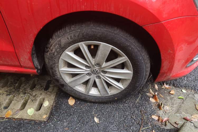 Used Volkswagen Polo 2014 1.6L Automatic Comfort Edition Right Front Wheel Hub