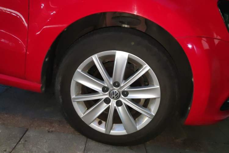Used Volkswagen Polo 2014 1.4L Automatic Comfort Edition Right Front Wheel Hub