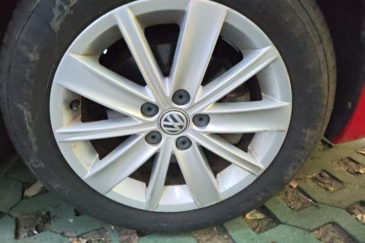 Used Volkswagen Polo 2014 1.6L Automatic Comfort Edition Right Front Wheel Hub