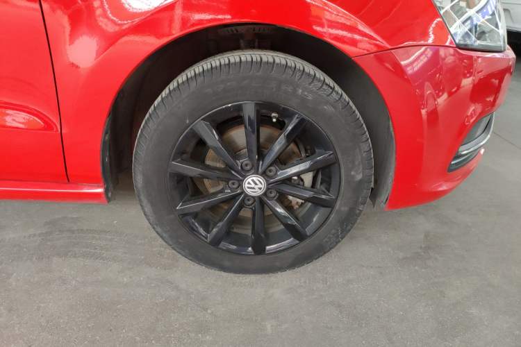 Used Volkswagen Polo 2014 1.6L Automatic Luxury Edition Right Front Wheel Hub