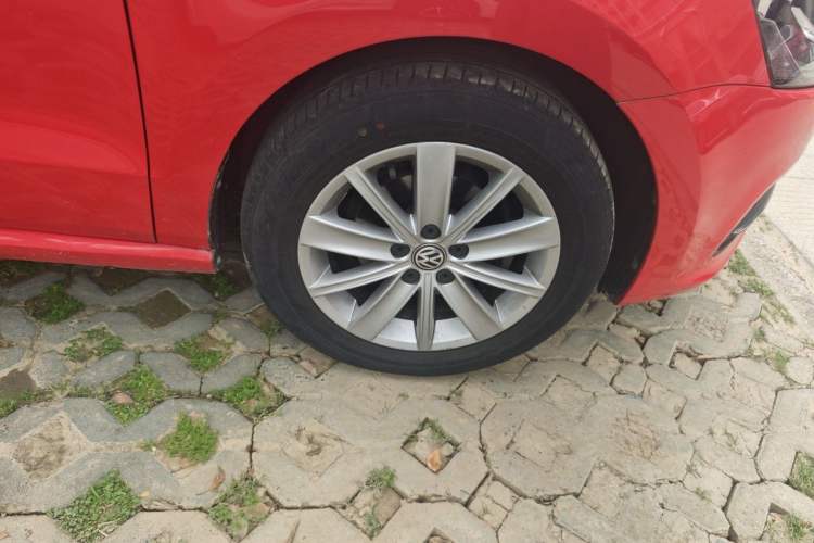 Used Volkswagen Polo 2014 1.4L Automatic Comfort Edition Right Front Wheel Hub