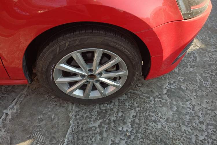 Used Volkswagen Polo 2014 1.6L Automatic Luxury Edition Right Front Wheel Hub